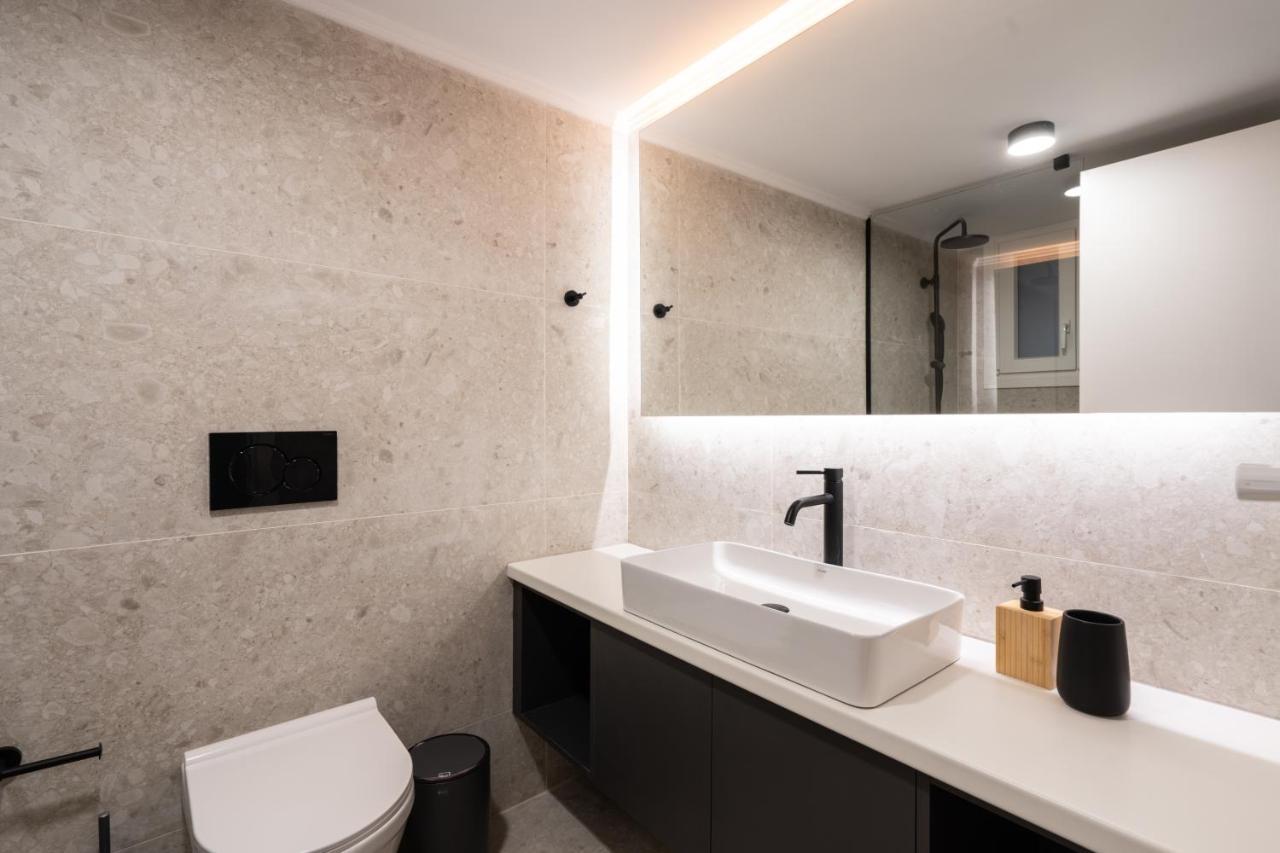 Unique 2 Bedrooms Apartment, Steps To Plaka And City Center Athén Kültér fotó