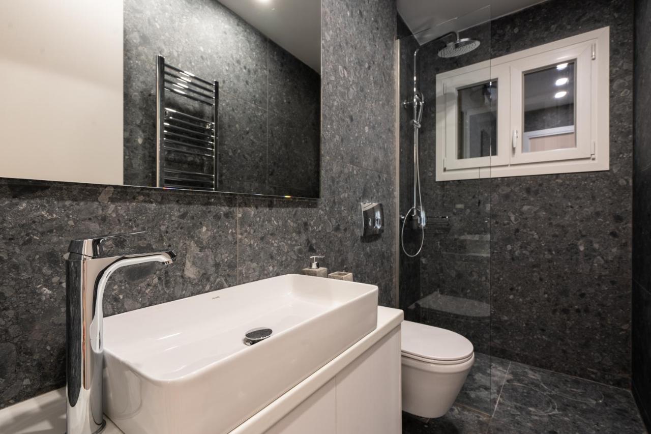 Unique 2 Bedrooms Apartment, Steps To Plaka And City Center Athén Kültér fotó